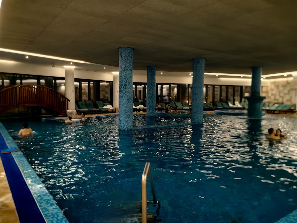 Выплыв наружу летом там, где мостик.