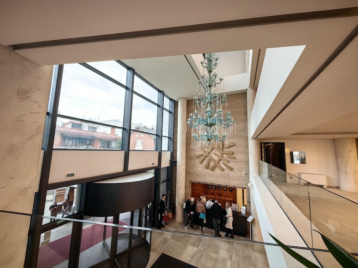 Ресепшн в отеле Tonanti. Вид с первого этажа, где у нас был номер.