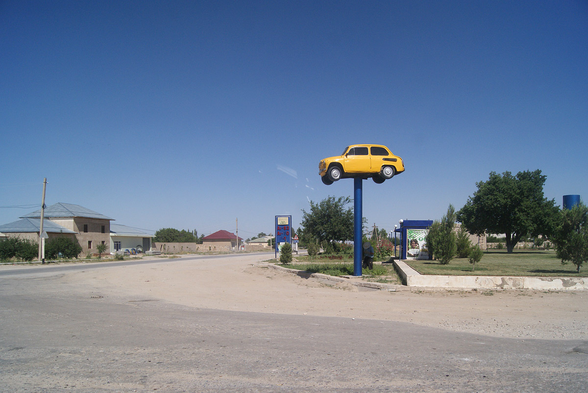 Почти американский пейзаж на равнинах Узбекистана. Голодная степь.