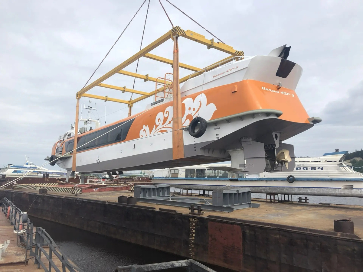 Установка СПК на стапельные подставки на барже / Фото: АО "СЕВЕРРЕЧФЛОТ"  📷
