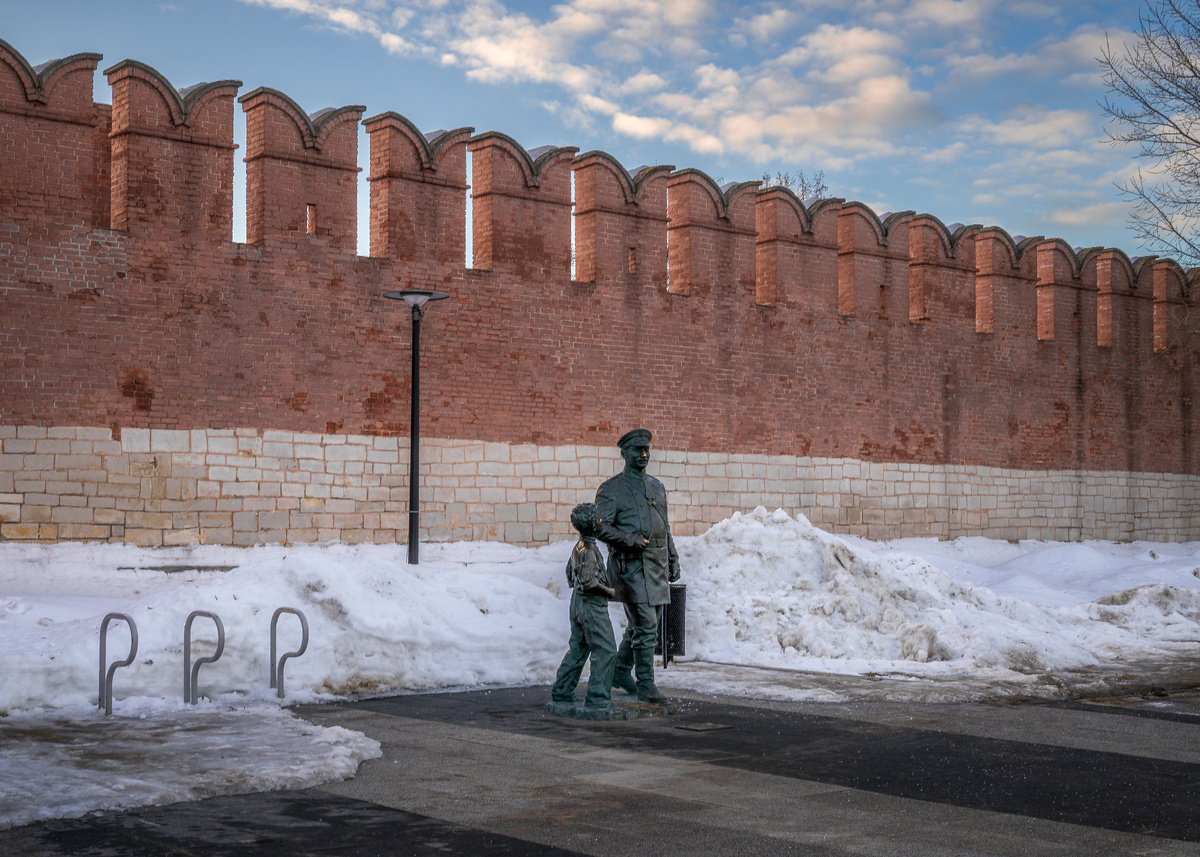 Памятник городовому у стен Тульского Кремля