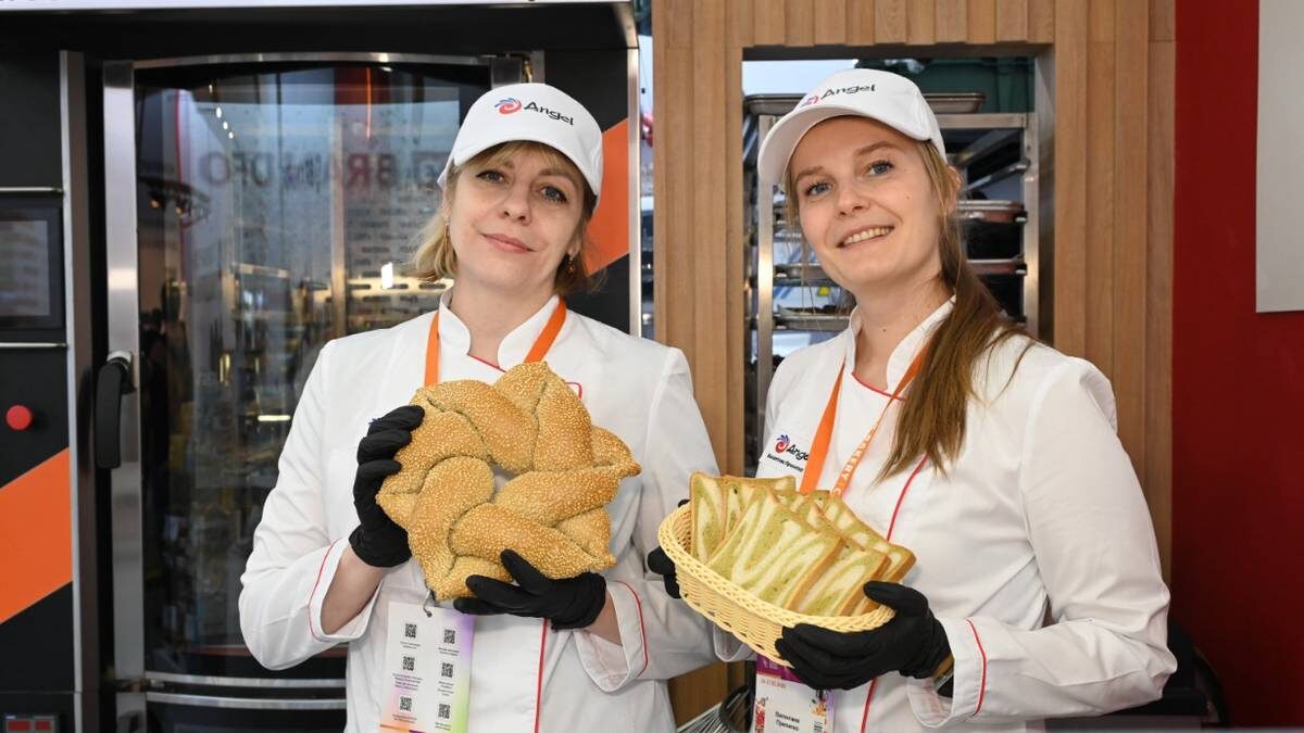    Пищевые технологи Ирина Шевцова и Валентина Прилипко демонстрируют каравай и хлеб с чаем матча / Фото: Мария Хапцова / Вечерняя Москва