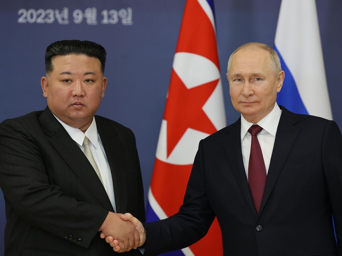    Президент РФ Владимир Путин и председатель Государственного совета КНДР Ким Чен Ын во время встречи на космодроме Восточный | © РИА Новости / POOL