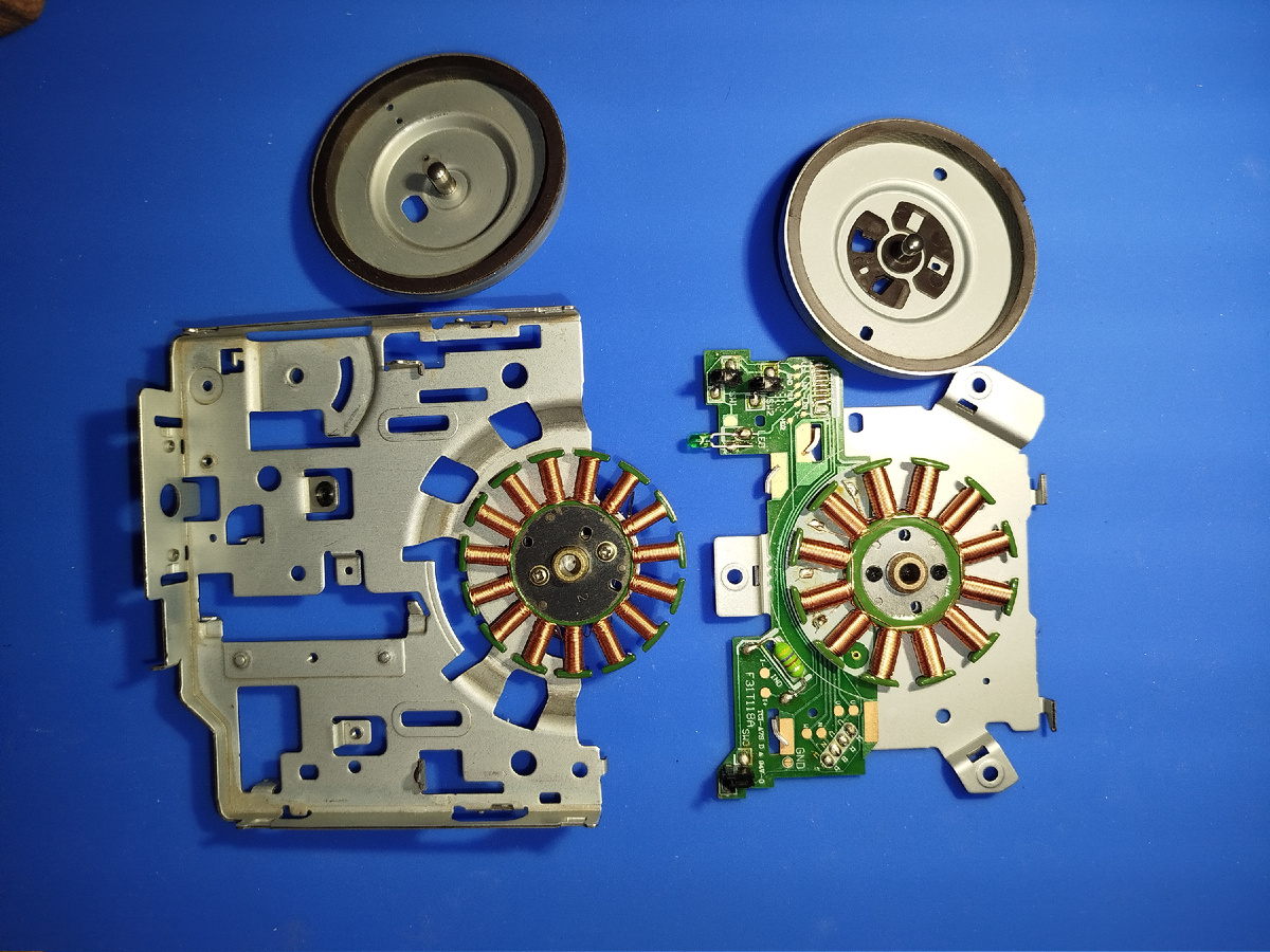 BLDC двигатели из 3.5 дюймовых флоппи дисков. Слева 15 обмоток, справа 12 обмоток.