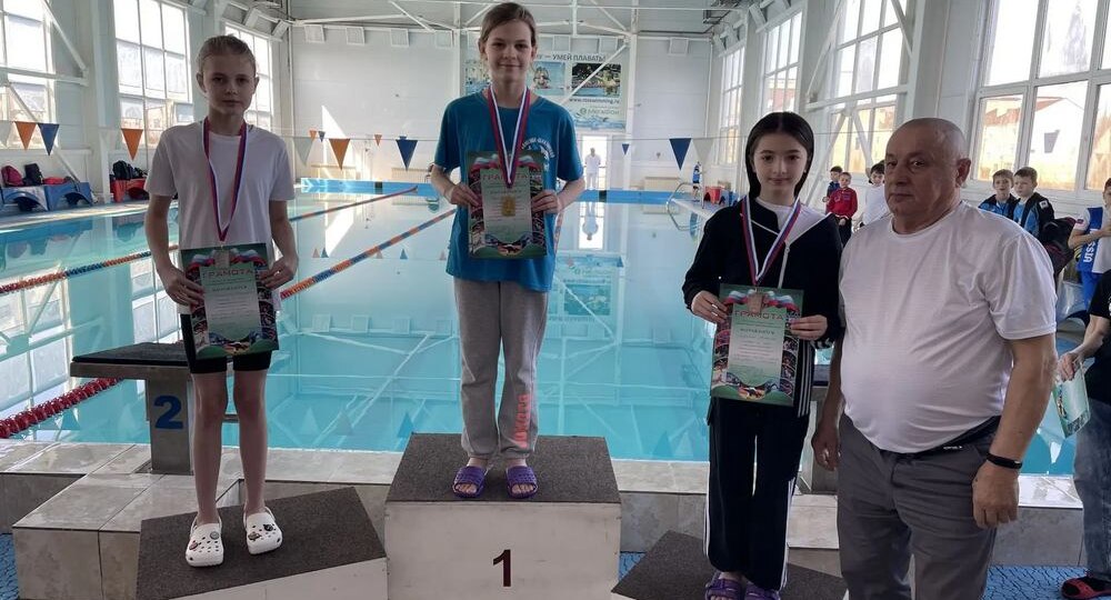 Каменские пловцы заняли весь пьедестал на соревнованиях в Новошахтинске