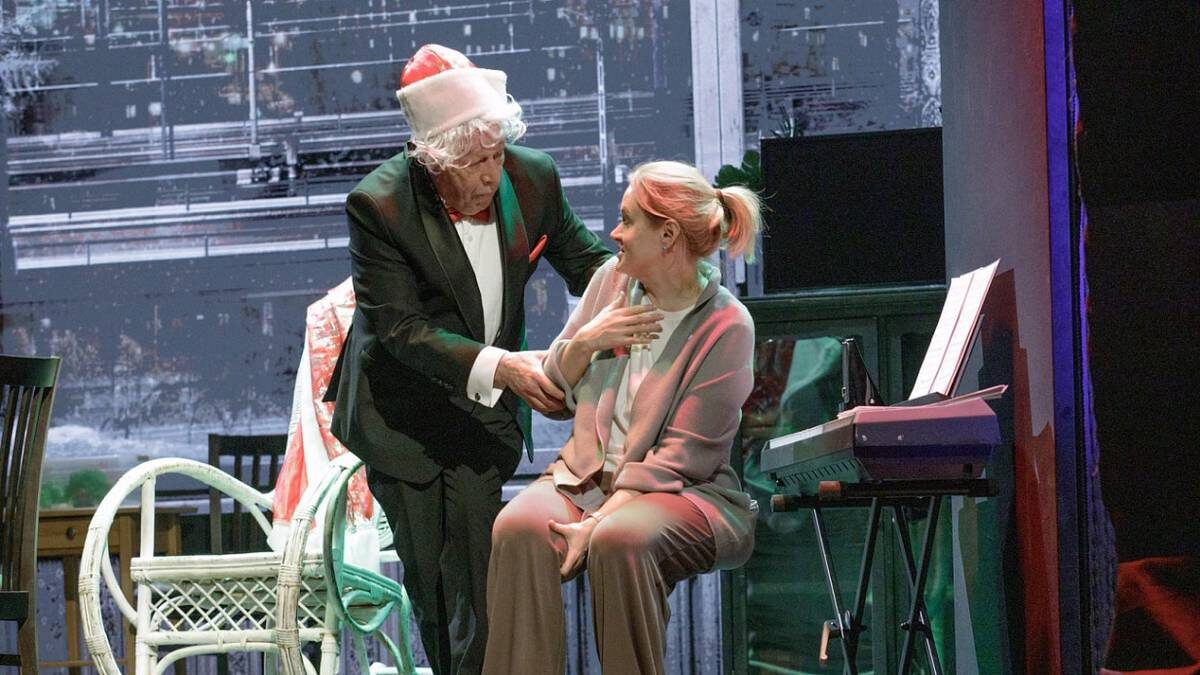    Сцена из спектакля «Без свидетелей», в котором главные роли исполнили Михаил Ефремов и Анна Михалкова / Фото: Пресс-служба театра «Мастерская 12» Никиты Михалкова