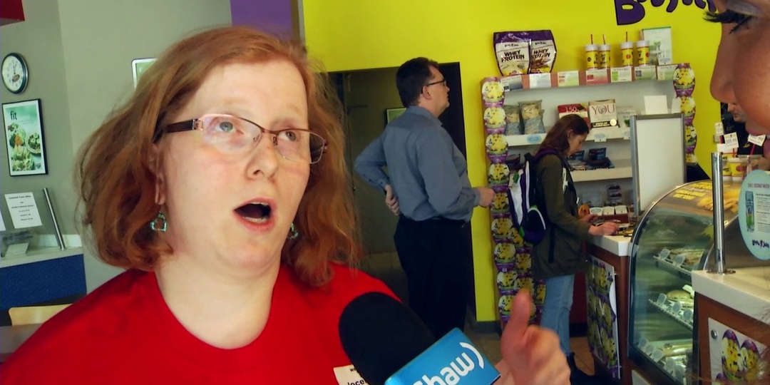 «Вы строите дома на века, а живете в коммуналках?»: Американка Сара высмеяла наши «хрущевки», но я показал свой двор, и она заплакала