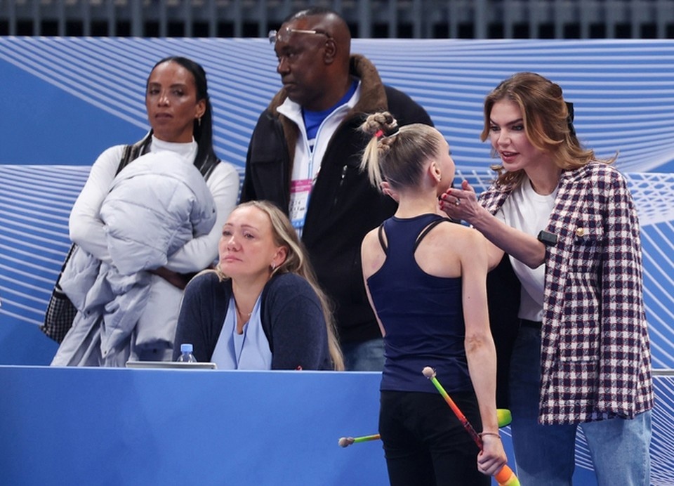  Олимпийская чемпионка подбадривала воспитанниц перед выступлениями. Фото: сайт академии 