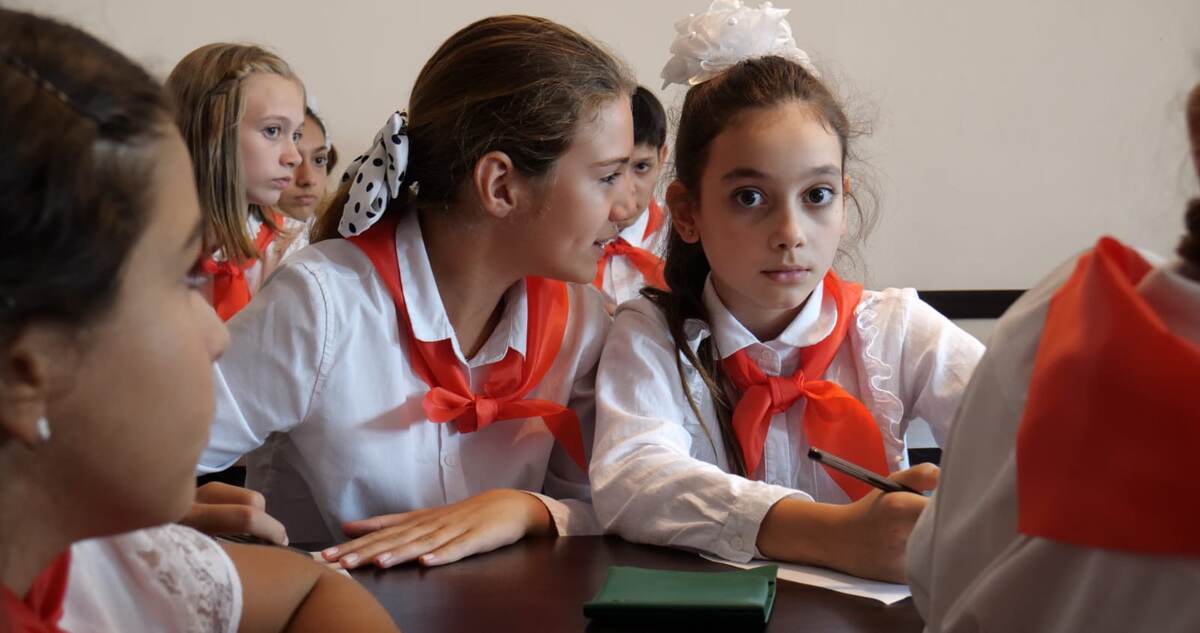 — Всё ещё смотрит, — шепчет Инна Ане. ( Кадр из фильма " Пропасть"). 