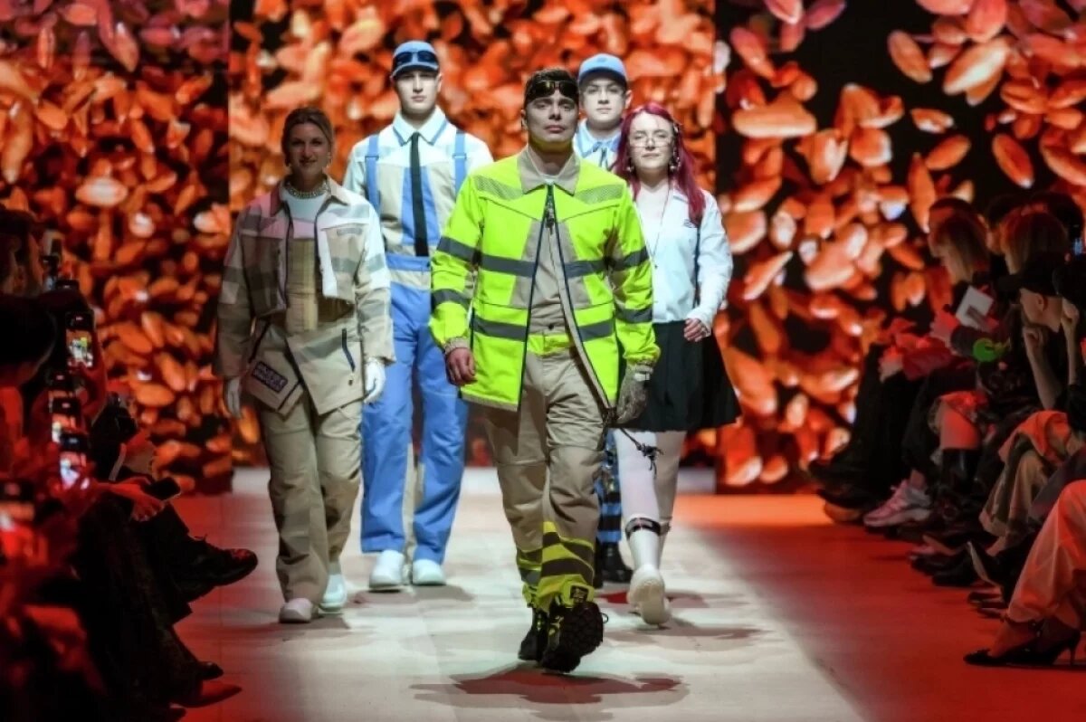    «АиФ» подсчитал: штат компаний, чьи сотрудники вышли на подиум на показах рабочей униформы, – более полумиллиона человек по всей стране. Мода окончательно перестала быть уделом избранных: удобно, красиво, современно может одеваться каждый.