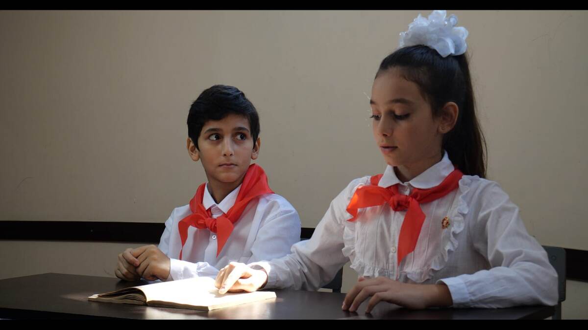 Тот смотрел на неё своими большими тёмными глазами так пристально, не мигая, и с таким странным выражением лица, что Аня почувствовала, как начинает краснеть.( Кадр из фильма " Пропасть") 