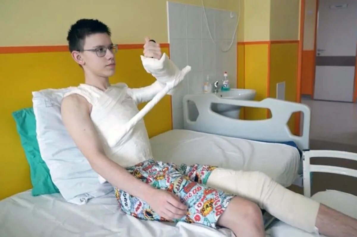    На место неработающей мышцы левой руки хирурги пересадили Денису мышцы со спины и ноги. Благодаря этому конечность начала немного двигаться.