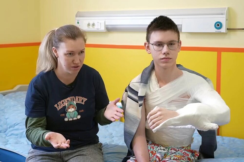    Мама Дениса, Александра, уже 11 лет борется за здоровье сына. Благодаря её вере и упорству парень обязательно поправится. Фото из личного архива семьи Бабиновых