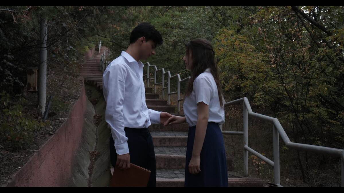 Он  взял Анину руку и предъявил ей как улику. ( Кадр из фильма " Пропасть" ) 