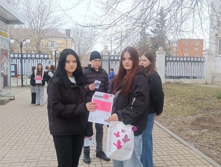 Дети и волонтеры присоединились к акции #ДарюТепло в честь Всемирного дня театра