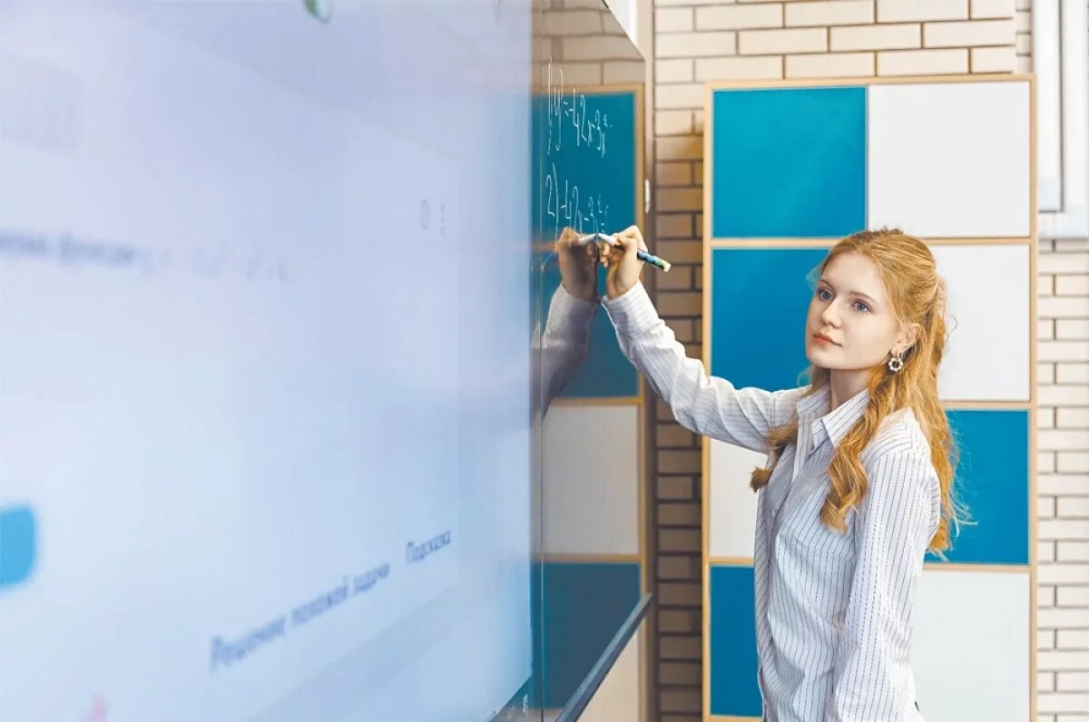    Екатерина Брус, ученица столичной школы № 338 имени Героя Советского Союза А. Ф. Авдеева, готовится к урокам с помощью интерактивных сервисов в «МЭШ». Электронная доска, на которой пишет школьница, тоже подключена к системе — это удобно.