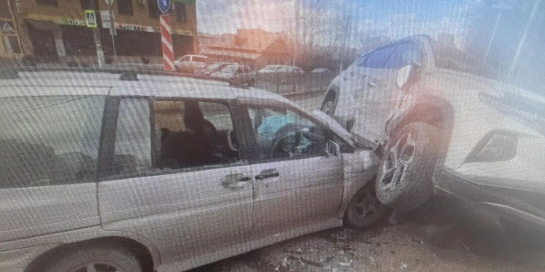 Легковушка залетела на капот другой машины в центре Читы