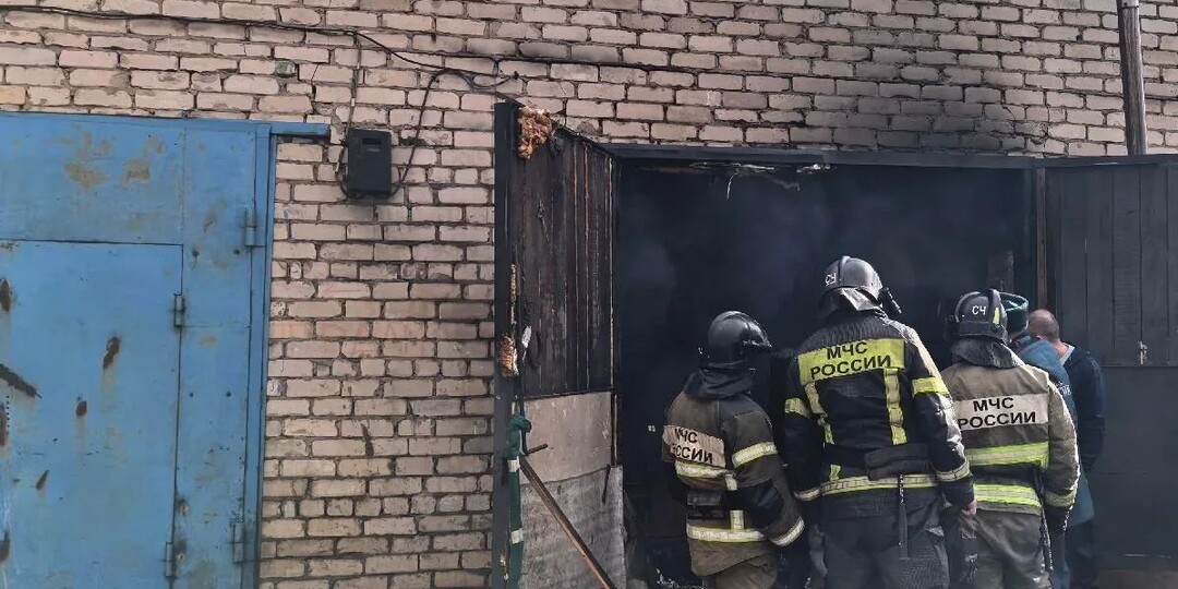 Читинец задохнулся от загоревшихся в гараже стройматериалов