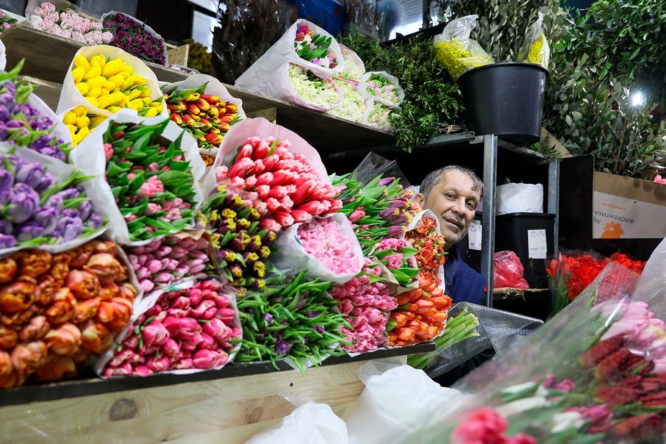    Запрет на ввоз в Россию цветов имеет символическое значение. И так же выполняется - чисто символически. Фото: Софья САНДУРСКАЯ/АГН «Москва»