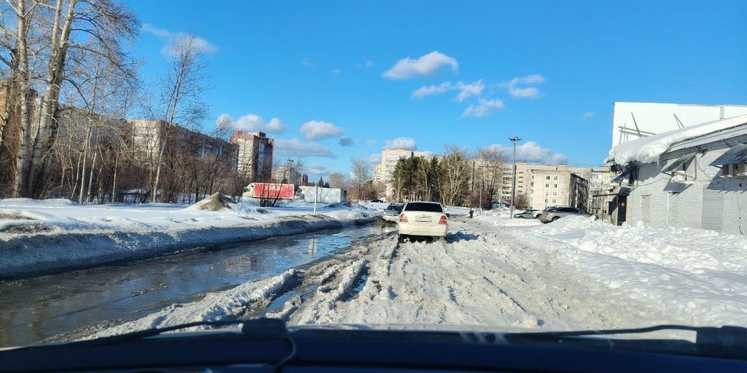 Скажите, Администрация Северска, как здесь ходить и ездить, машины проезжают на грани, людям вообще негде идти, водители, чтобы не утопить