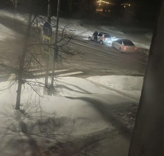 на перекрестке Коммунистический и Комсомольская вечно тусуются придурки на машинах, гоняют с жужжанием и вечно слушают музыку, спать мешают