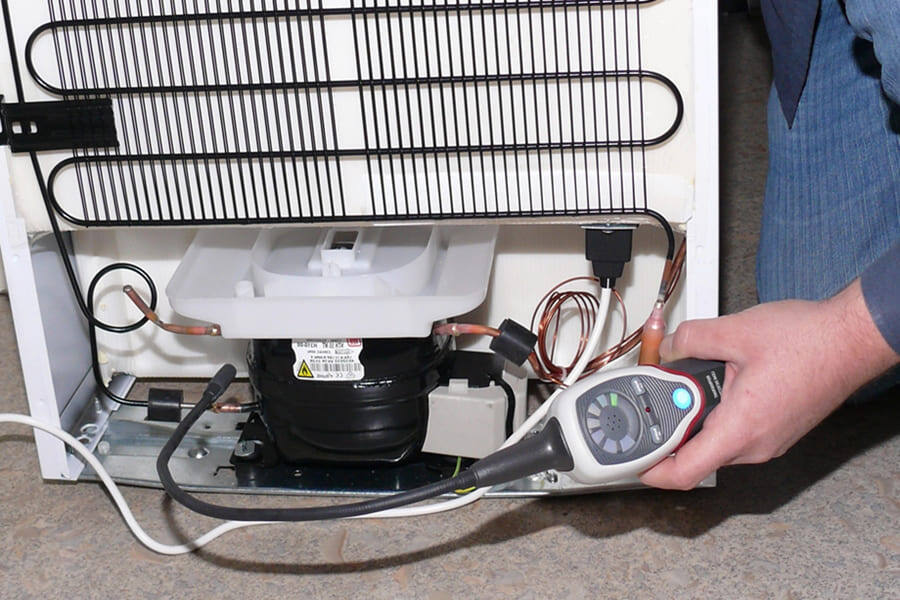 Поиск утечки фреона с помощью течеискателя