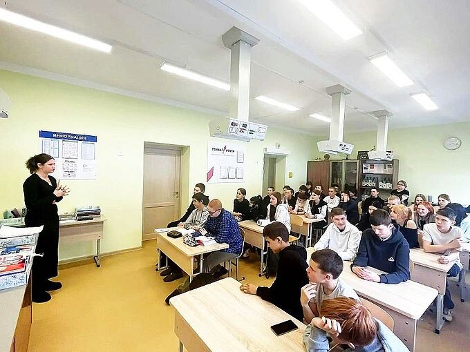 Ученики слушают Краузе Светлану Александровну