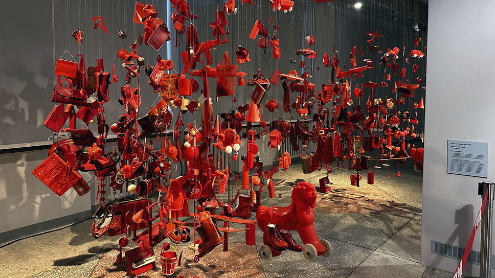 Ильгизар Хасанов. «Красное», 1999–2025. Экспозиция выставки «Детство. Мечты», ГТГ в Самаре.📷Фото: Анна Черникова / Коммерсантъ