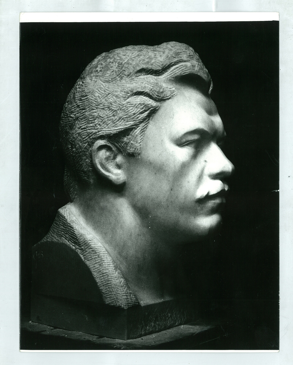 Легендарный спортсмен Григорий Веречев. Мрамор, скульптор Виктор Митрошин.