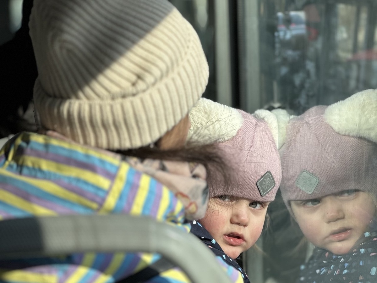 просто фото жены и дочки в автобусе)