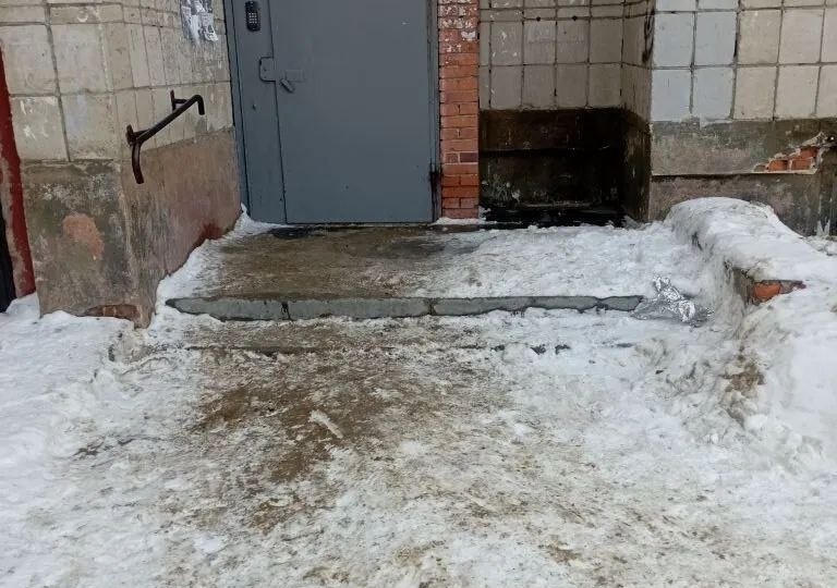 Ленинградская 10 нет дворника, жильцы дома сами убирают наледь перед входом в подъезд