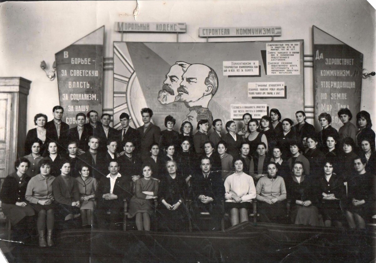 Фото из открытых источников. Конференция работников культуры Большемуртинского района, 1961 г. в старом здании РДК. Юрьева четвертая слева в 1 ряду.