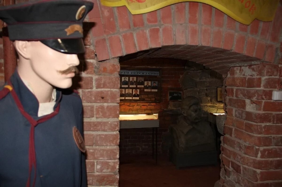    Чекист Василий следит за порядком.