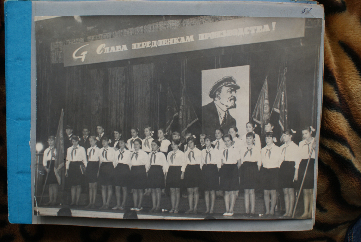 Учащиеся школы №18. Вероятно клуб ККЗ. 1966 или 1967 год.