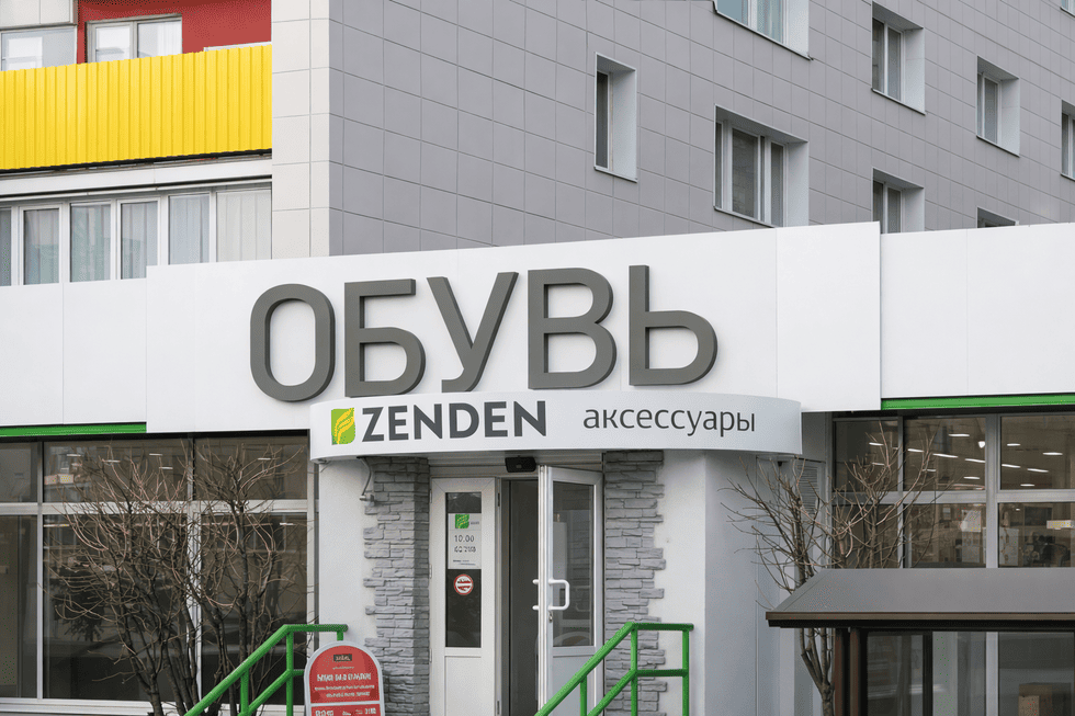 Оформление входной группы магазина: вывеска + козырёк + навигация