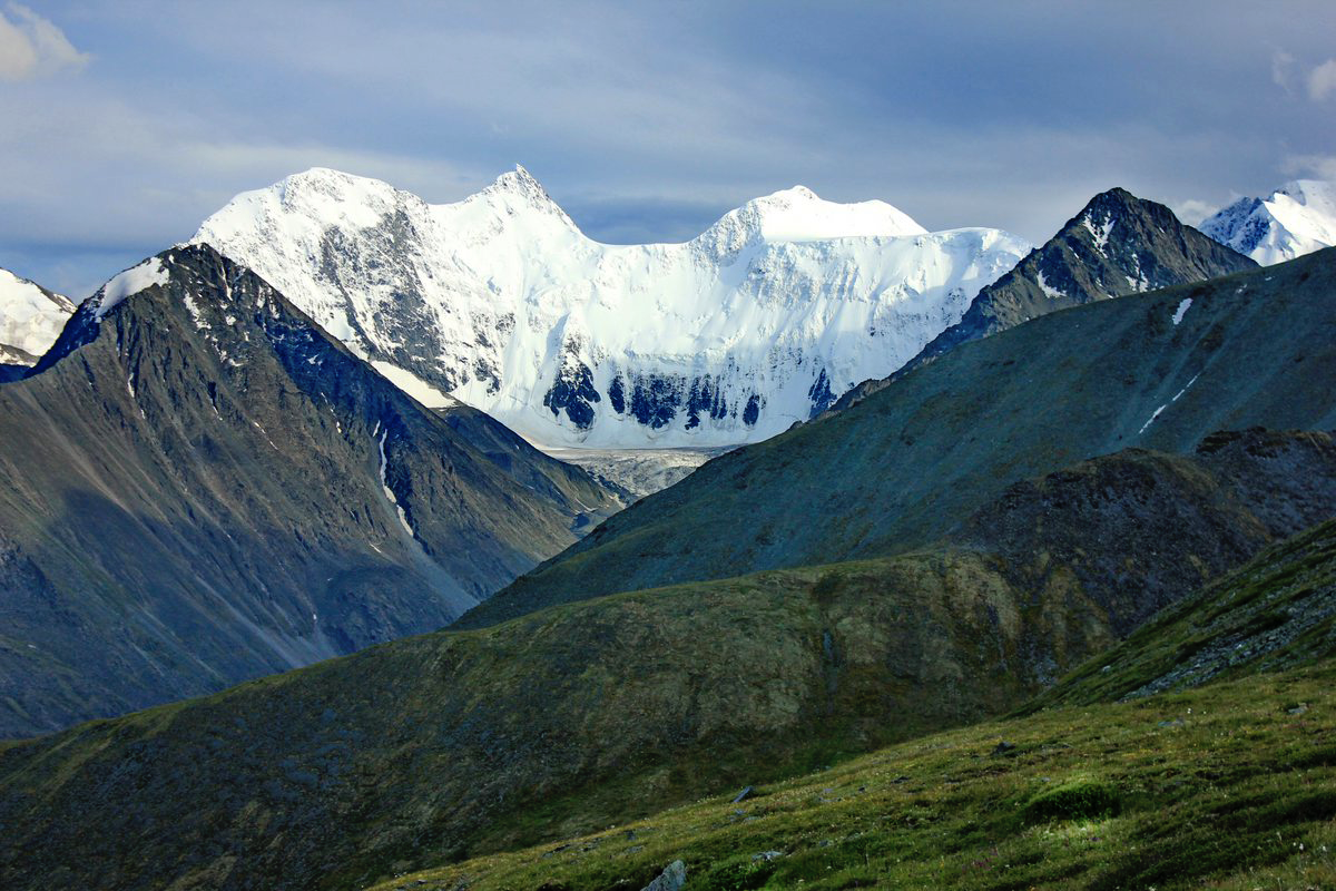 «Глядя на Белуху с перевала Каратюрек, понимаешь, почему коренные алтайцы называют её Уч-Сумер (Трехглавая) и считают священной. Это не просто гора, а место колоссальной энергии. Здесь небо кажется ближе, а все городские заботы остаются где-то бесконечно далеко внизу».