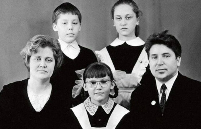    Елена Малышева в детстве с семьей.