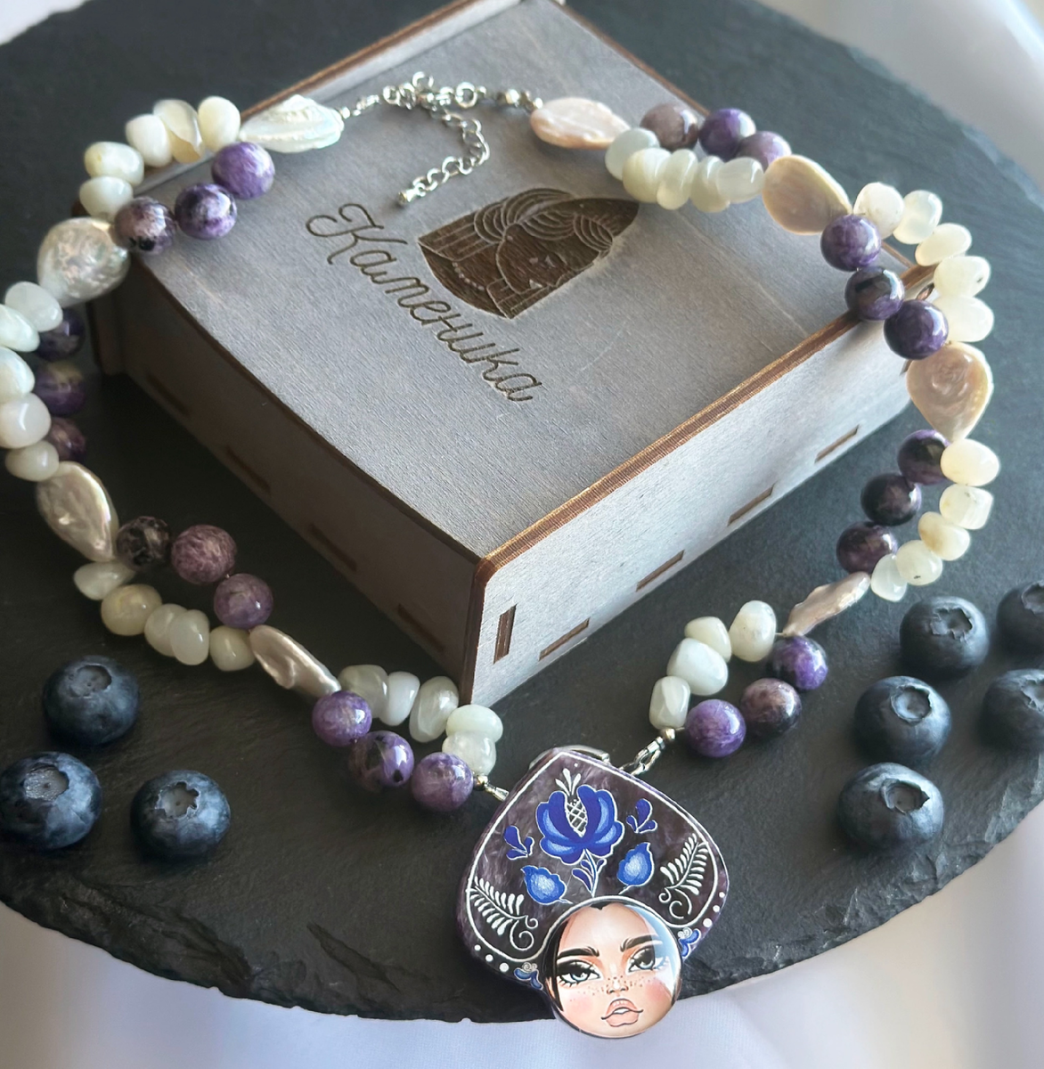 Колье «Царевна» с чароитом, лунным камнем и жемчугом 