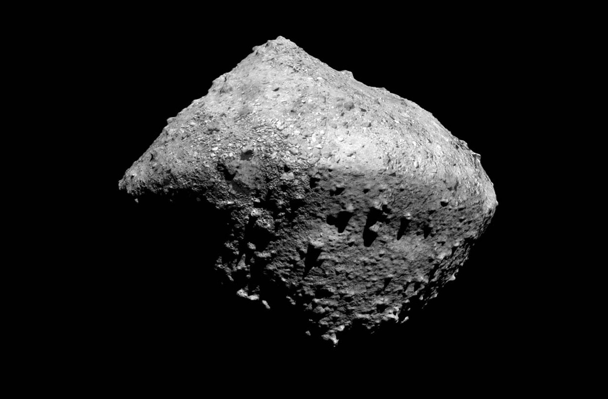 Астероид Рюгу — космическая глыба диаметром около 920 метров, запечатленная космическим аппаратом «Хаябуса-2» / © JAXA
