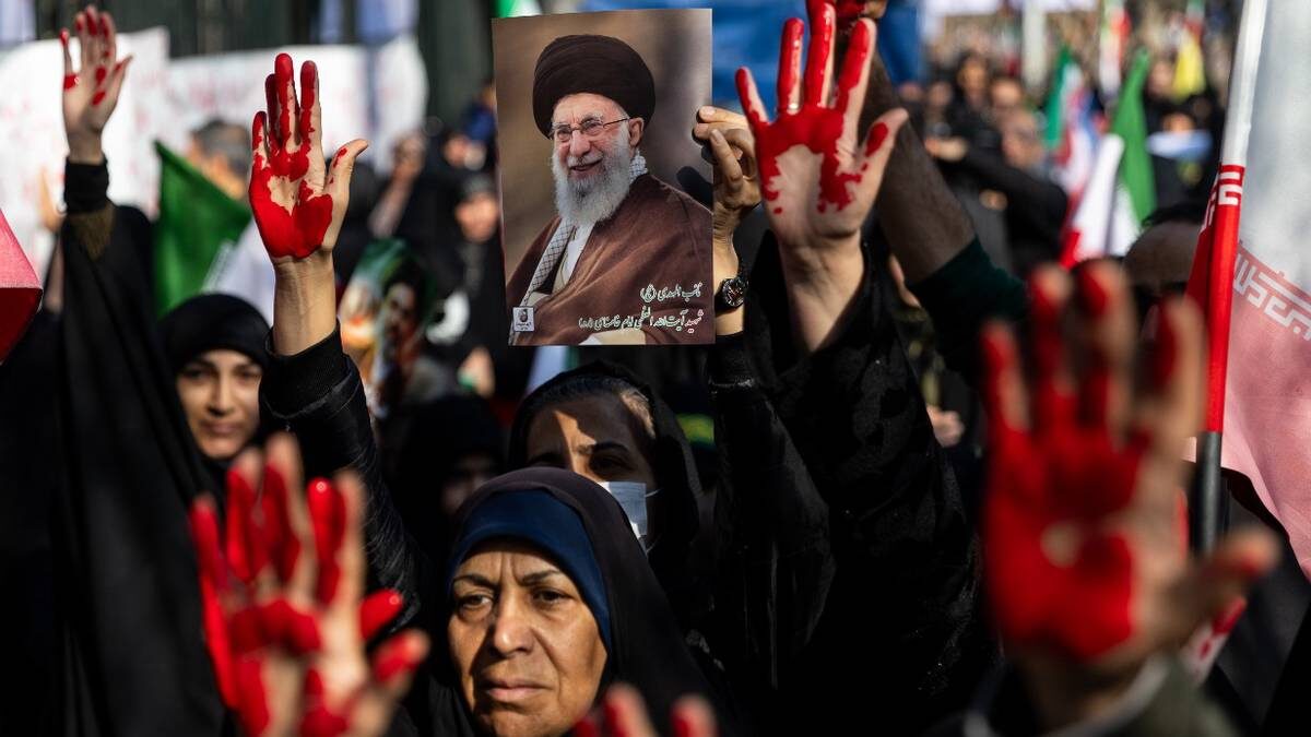   Митинг в центре Тегерана. Женщины, выкрасив ладони красной краской, несут портрет аятоллы Али Хаменеи, убитого в день нападения Израиля и Америки на Иран / Фото: Pacific Press / SIPA USA / ТАСС
