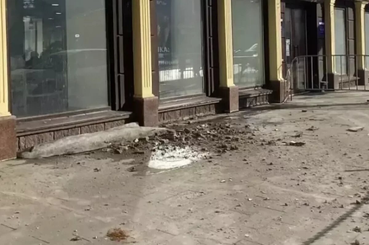    В центре Уфы обрушилась часть кровли здания на Ленина, 22