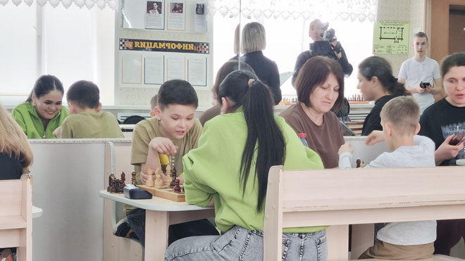 
Эльдар Муллахматов успевает до начала соревнований провести небольшой ликбез для своей мамы Сельвины Фанисовны, которая играет в шахматы не так часто, как он