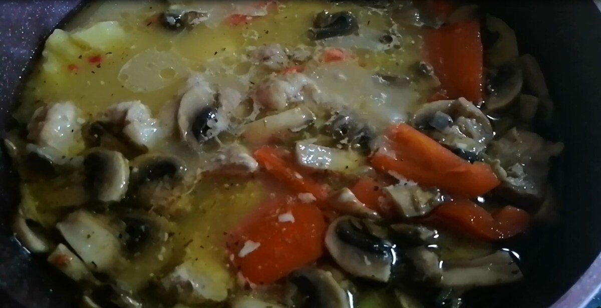 Тушеная картошка с мясом, грибами и сметаной в кастрюле