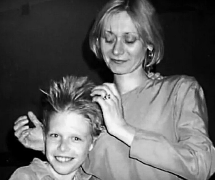    Ася Воробьёва с сыном Никитой Ефремовым, который пошёл по стопам отца.