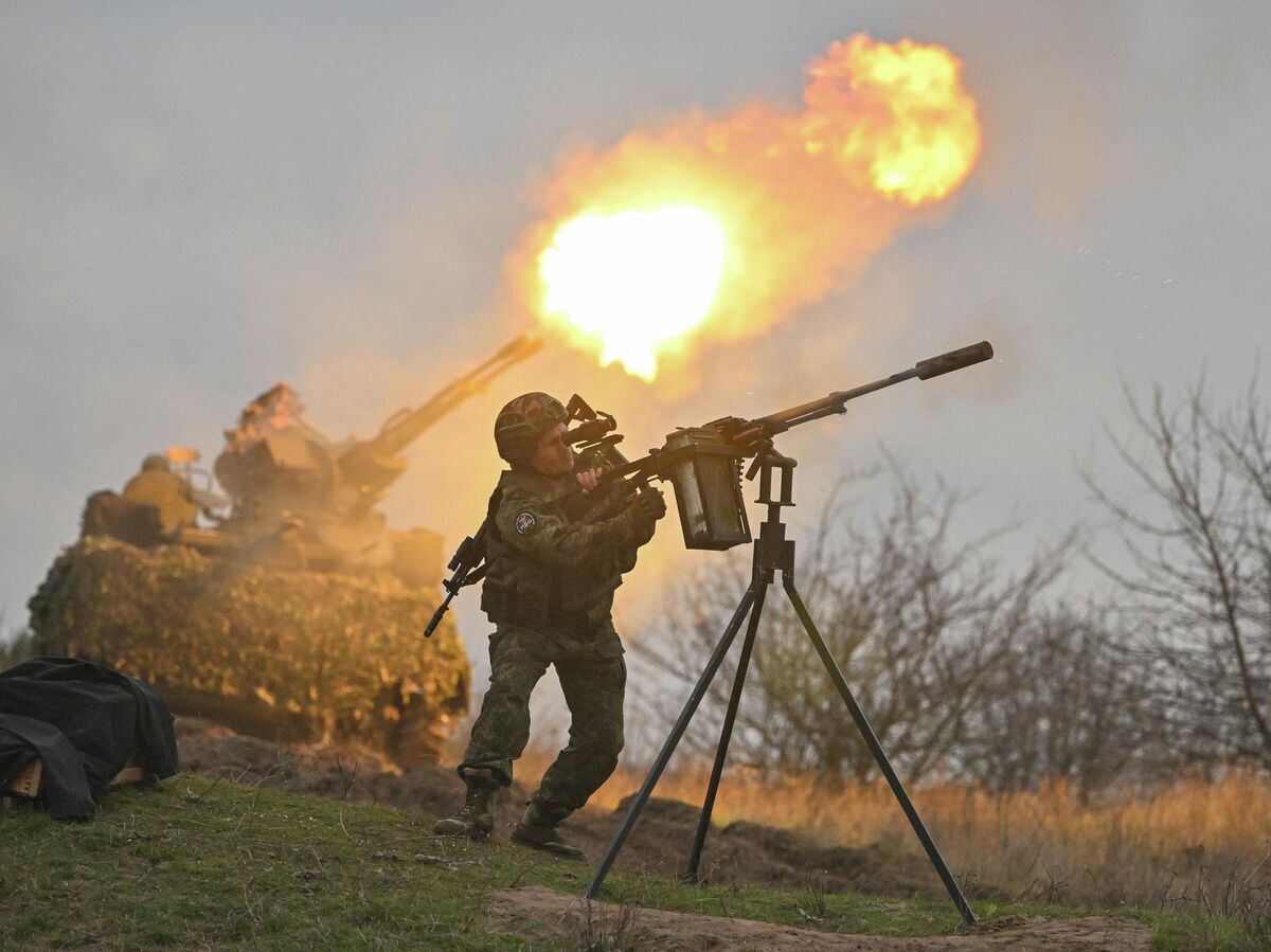    Военнослужащие ведут огонь из зенитной установки ЗУ-23 и ПКМ | © РИА Новости / Станислав Красильников