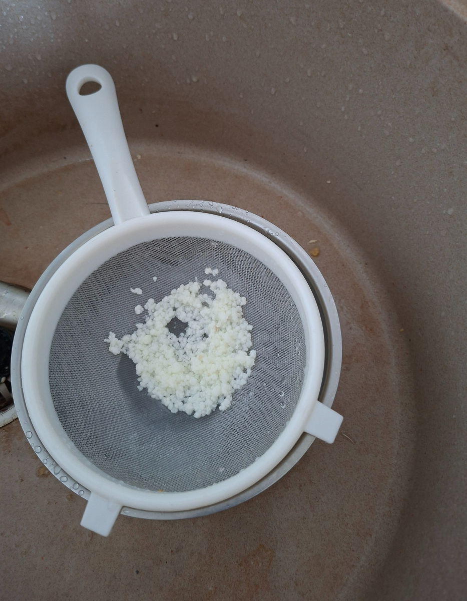 Промыть в пластмассовом сите 