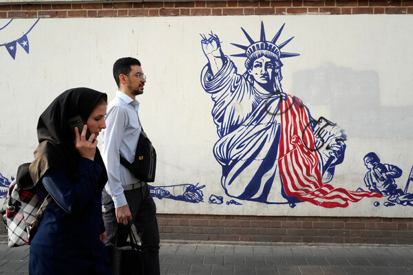 Возле бывшего посольства США в Тегеране, Иран / Vahid Salemi/AP   📷