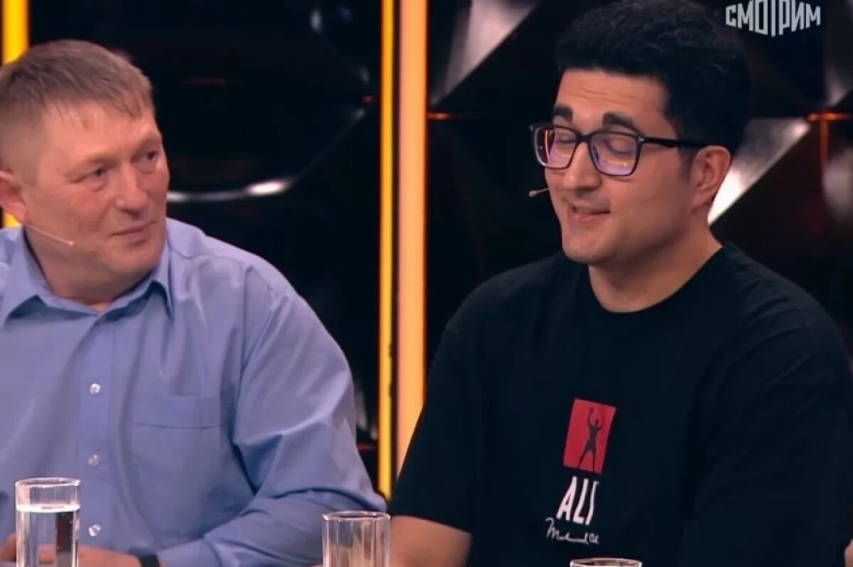    Водитель Анатлий Масленников и бывший курьер Михаил Савицкий на шоу