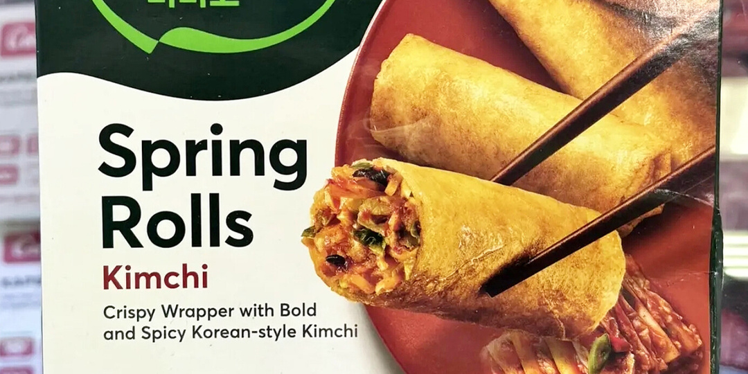 Пробую спринг роллы кимчи от Bibigo.