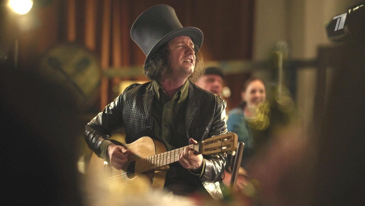 Фотограф напялил на себя старинный цилиндр, чтобы стать похожим на гитариста Слэша популярной американской хард-рок-группы «Guns N’ Roses»? Но он это рано сделал — успех группы случится только в конце 80-х, и фото рок-гитариста в цилиндре станет неким визуальным эталоном для хард-рока только в 90-е.